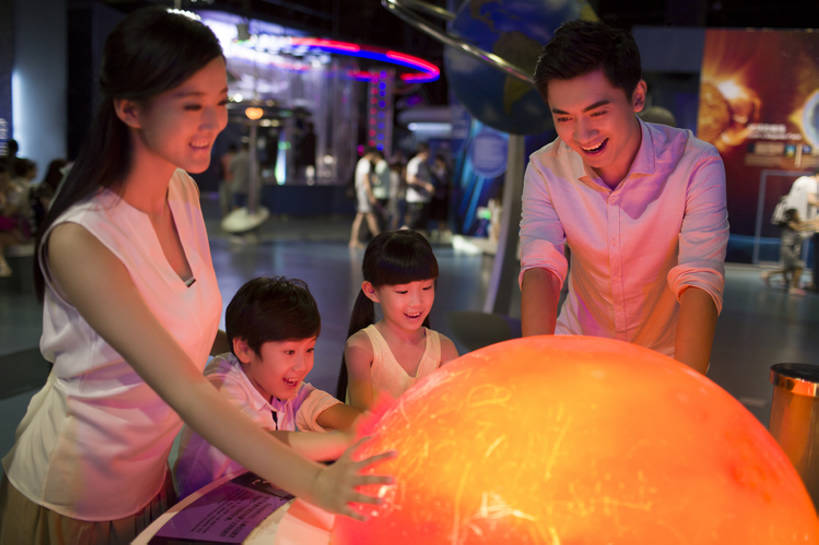 东方人,儿童,成年人,四个人,家庭,夫妻,丈夫,妻子,父母,母亲,父亲,女儿,儿子,兄弟,姐妹,博物馆,站,笑,微笑,露齿笑,横图,室内,正面,爱情,度假,快乐,兴奋,幸福,纯洁,神秘,科技,北京,中国,亚洲,行人,游客,游人,连接,并排,科学,器材,教育,浪漫,玩,注视,休闲装,路人,旅客,刺激,球,小孩,自然,观察,看,站着,休闲,球体,温暖,温馨,父子,母子,一家人,恩爱,父爱,活力,可爱,乐趣,母爱,亲密,探索,童年,童趣,恋人,摄影,生长,生活方式,观看,展览,惊奇,照亮,电流,和睦,察看,知识,享乐,关爱,关注,科技馆,亲情,童真,东亚,烂漫,无邪,陪同,陪伴,等离子球,过客,无忧无虑,天真,震惊,男孩,男人,男性,年轻男性,年轻女性,女孩,女人,女性,亚洲人,中国人,孩子,年轻人,夫妇,情侣,休闲活动,触摸,站立,半身,彩图,旅行,欢乐,伴侣,融洽,男生,中国科技馆,好奇心,伴随,bj175