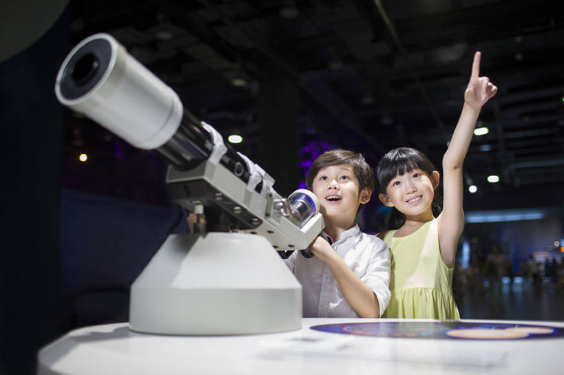 东方人,儿童,两个人,兄弟,姐妹,博物馆,站,笑,微笑,露齿笑,横图,室内,正面,度假,快乐,探险,友谊,幸福,纯洁,仪器,科技,北京,中国,亚洲,行人,游客,游人,连接,眺望,握,检查,研究,反射,分析,科学,天文望远镜,望远镜,教育,玩,休闲装,路人,旅客,小孩,自然,观察,看,手势,向上看,站着,休闲,可爱,乐趣,亲密,清晰,探索,童年,童趣,握着,摄影,生长,生活方式,放大,观看,展览,仔细,科研,科学技术,指着,知识,享乐,瞭望,聚焦,关注,科技馆,童真,东亚,烂漫,无邪,天文学,陪同,远视镜,瞭望镜,光学,清楚,陪伴,过客,无忧无虑,天真,男孩,男人,男性,女孩,亚洲人,中国人,孩子,休闲活动,站立,张开手臂,半身,彩图,旅行,欢乐,光学仪器,千里镜,男生,打手势,中国科技馆,好奇心,伴随,bj175