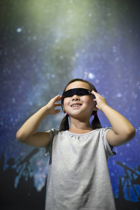 东方人,儿童,一个人,博物馆,站,笑,微笑,露齿笑,竖图,室内,夜晚,留白,正面,快乐,探险,幸福,纯洁,神秘,北京,中国,亚洲,仅一个女性,仅一个人,科学,太空,眼镜,光,星星,首都,教育,玩,休闲装,现代,小孩,天空,看,向上看,站着,仅一个小孩,休闲,短袖,放松,可爱,乐趣,探索,童年,童趣,摄影,银河,生长,生活方式,享乐,拜访,童真,东亚,烂漫,无邪,3D眼镜,天文学,中华人民共和国,北京市,京,北平,华北地区,朝阳区,无忧无虑,天真,男孩,男人,男性,女孩,女人,女性,亚洲人,中国人,孩子,仰头,站立,半身,彩图,欢乐,中国科学技术馆,男生,女生,中国科技馆,好奇心,bj175