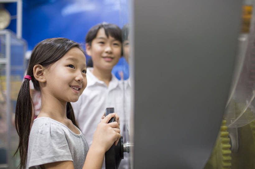 东方人,儿童,脸,头,脸颊,两个人,兄弟,姐妹,博物馆,站,笑,微笑,露齿笑,横图,室内,侧面,快乐,友谊,幸福,纯洁,北京,中国,亚洲,行人,游客,游人,握,学习,科学,器材,首都,教育,玩,休闲装,路人,旅客,肩膀,小孩,模型,看,站着,休闲,短袖,放松,可爱,乐趣,亲密,童年,童趣,握着,转,摄影,生长,生活方式,展览,控制,操作,享乐,亲情,拜访,童真,东亚,烂漫,无邪,陪同,中华人民共和国,北京市,京,北平,华北地区,朝阳区,陪伴,机件,过客,无忧无虑,天真,男孩,男人,男性,女孩,亚洲人,中国人,孩子,头部,脸部,脸蛋,面部,站立,彩图,旅行,欢乐,中国科学技术馆,男生,中国科技馆,好奇心,伴随,bj175