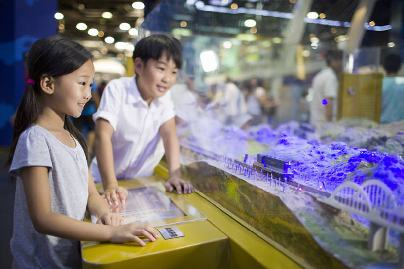 东方人,儿童,两个人,兄弟,姐妹,博物馆,站,笑,微笑,露齿笑,横图,室内,侧面,快乐,友谊,幸福,纯洁,北京,中国,亚洲,行人,游客,游人,学习,科学,器材,首都,教育,玩,休闲装,路人,旅客,小孩,模型,看,站着,休闲,短袖,放松,可爱,乐趣,亲密,童年,童趣,摄影,生长,生活方式,展览,享乐,亲情,拜访,童真,东亚,烂漫,无邪,陪同,中华人民共和国,北京市,京,北平,华北地区,朝阳区,陪伴,过客,无忧无虑,天真,男孩,男人,男性,女孩,亚洲人,中国人,孩子,站立,半身,彩图,旅行,欢乐,中国科学技术馆,男生,中国科技馆,好奇心,伴随,bj175