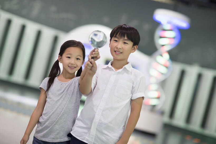 东方人,儿童,两个人,兄弟,姐妹,博物馆,站,笑,微笑,露齿笑,横图,室内,正面,快乐,友谊,幸福,纯洁,北京,中国,亚洲,行人,游客,游人,握,研究,并排,科学,放大镜,首都,玩,注视,休闲装,路人,旅客,小孩,观察,看,站着,休闲,短袖,放松,可爱,乐趣,亲密,童年,童趣,握着,摄影,生长,生活方式,放大,观看,展览,察看,享乐,关注,亲情,拜访,童真,东亚,烂漫,无邪,陪同,中华人民共和国,北京市,京,北平,华北地区,朝阳区,陪伴,过客,无忧无虑,天真,男孩,男人,男性,女孩,亚洲人,中国人,孩子,站立,张开手臂,半身,彩图,旅行,欢乐,中国科学技术馆,男生,中国科技馆,好奇心,伴随,bj175