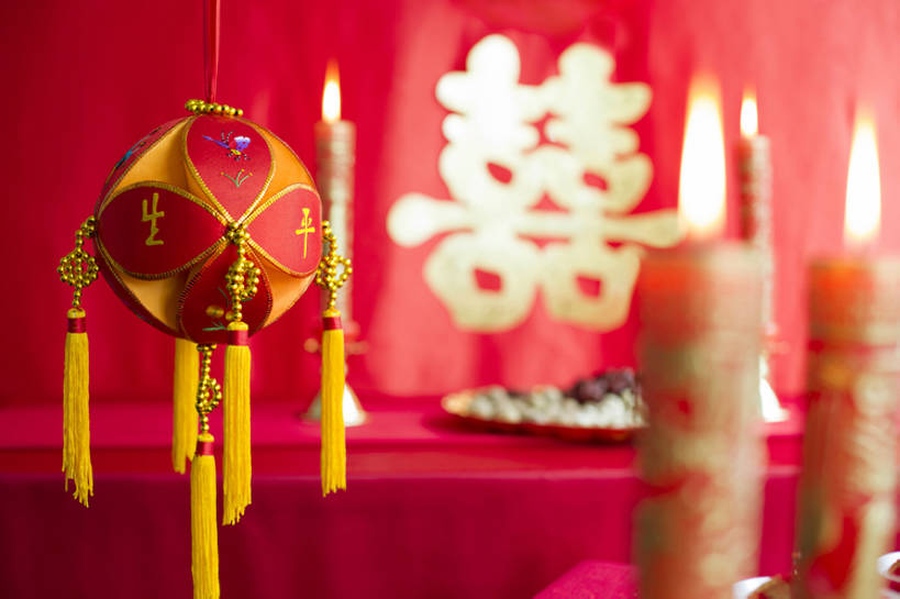 无人,横图,特写,留白,婚礼,快乐,幸福,运气,静物,蜡烛,纺织品,北京,中国,亚洲,风俗,庆祝,装饰,烛光,艺术品,古典,结婚,浪漫,传统,古代,红色,工艺品,点燃,喜庆,汉字,精神,摄影,纪念,仪式,风格,中国文化,手艺,典礼,古典风格,喜字,东亚,式样,制度,美术工艺,绣球,彩图,影棚拍摄,高兴,传统文化,洞房,喜烛,bj175