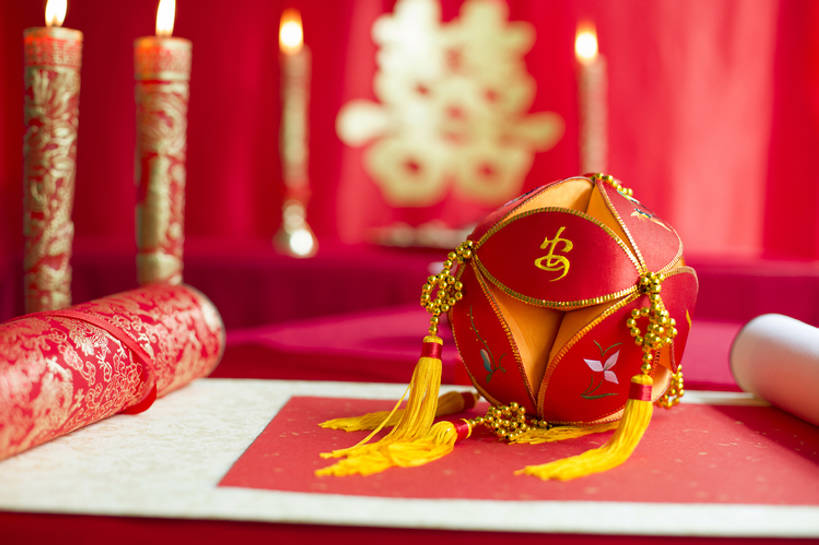 无人,横图,特写,留白,婚礼,快乐,幸福,运气,静物,蜡烛,纺织品,北京,中国,亚洲,风俗,庆祝,装饰,烛光,艺术品,古典,结婚,浪漫,传统,古代,红色,工艺品,点燃,喜庆,汉字,精神,摄影,纪念,卷,仪式,风格,中国文化,手艺,典礼,古典风格,喜字,东亚,空白,式样,制度,美术工艺,绣球,彩图,影棚拍摄,高兴,传统文化,洞房,喜烛,bj175