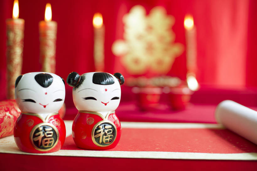 无人,新娘,新郎,横图,特写,留白,婚礼,快乐,幸福,纯洁,运气,桌子,静物,蜡烛,北京,中国,亚洲,风俗,庆祝,装饰,娃娃,烛光,艺术品,一对,古典,结婚,浪漫,传统,古代,红色,福字,工艺品,点燃,喜庆,汉字,精神,可爱,童年,童趣,摄影,纪念,卷,仪式,风格,中国文化,手艺,典礼,古典风格,童真,喜字,东亚,烂漫,无邪,空白,制度,美术工艺,天真,彩图,影棚拍摄,高兴,传统文化,洞房,喜烛,bj175