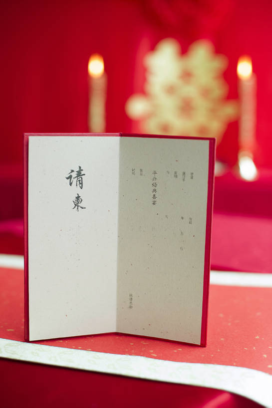 无人,竖图,特写,留白,婚礼,快乐,幸福,运气,桌子,静物,蜡烛,北京,中国,亚洲,准备,开,风俗,庆祝,装饰,烛光,古典,结婚,浪漫,传统,古代,红色,点燃,喜庆,汉字,精神,摄影,纪念,卷,仪式,风格,中国文化,典礼,古典风格,喜字,东亚,制度,彩图,影棚拍摄,高兴,请柬,传统文化,洞房,喜烛,bj175