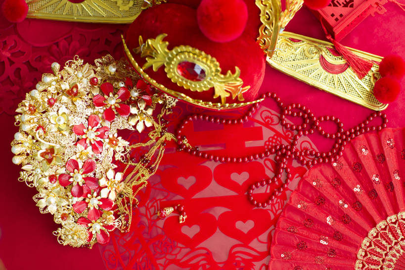 无人,横图,俯视,特写,留白,婚礼,快乐,幸福,运气,桌子,静物,帽子,项链,珠宝,北京,中国,亚洲,准备,风俗,庆祝,装饰,扇子,古典,结婚,浪漫,传统,桌布,古代,红色,装饰物,喜庆,汉字,精神,财富,摄影,纪念,凤冠,耳坠,仪式,风格,中国文化,典礼,古典风格,喜字,东亚,式样,制度,彩图,影棚拍摄,传统服装,高兴,金子,传统文化,嫁妆,bj175