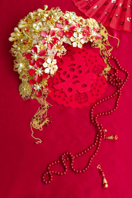 无人,竖图,特写,留白,婚礼,快乐,幸福,运气,桌子,静物,项链,珠宝,北京,中国,亚洲,准备,风俗,庆祝,装饰,扇子,古典,结婚,浪漫,传统,桌布,古代,红色,装饰物,喜庆,汉字,精神,财富,摄影,纪念,凤冠,耳坠,仪式,风格,中国文化,典礼,古典风格,喜字,东亚,式样,制度,彩图,高角度拍摄,影棚拍摄,传统服装,高兴,金子,传统文化,嫁妆,bj175