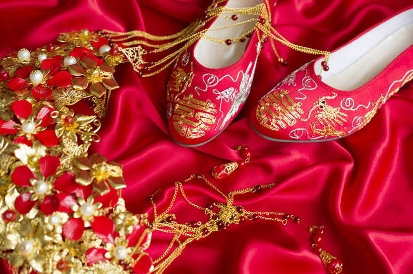无人,横图,俯视,特写,留白,婚礼,快乐,幸福,运气,桌子,静物,鞋子,纺织品,珠宝,刺绣,北京,中国,亚洲,准备,风俗,庆祝,装饰,艺术品,一对,古典,结婚,浪漫,传统,桌布,古代,红色,装饰物,工艺品,喜庆,汉字,精神,财富,摄影,绣花鞋,纪念,凤冠,耳坠,仪式,风格,中国文化,手艺,典礼,古典风格,喜字,东亚,凤冠霞帔,式样,制度,美术工艺,彩图,影棚拍摄,传统服装,高兴,金子,传统文化,嫁妆,bj175