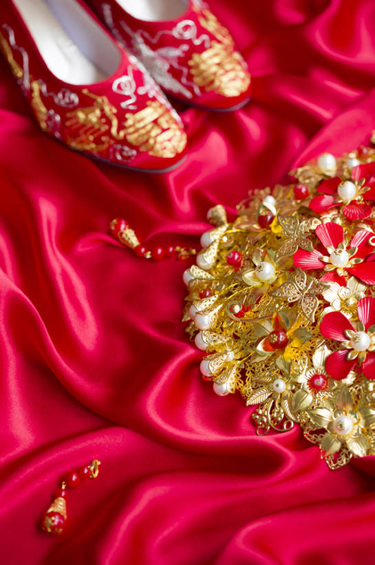 无人,竖图,特写,留白,婚礼,快乐,幸福,运气,桌子,静物,鞋子,纺织品,珠宝,刺绣,北京,中国,亚洲,准备,风俗,庆祝,装饰,艺术品,一对,古典,结婚,浪漫,传统,桌布,古代,红色,装饰物,工艺品,喜庆,汉字,精神,财富,摄影,绣花鞋,纪念,凤冠,耳坠,仪式,风格,中国文化,手艺,典礼,古典风格,喜字,东亚,凤冠霞帔,式样,制度,美术工艺,彩图,高角度拍摄,影棚拍摄,传统服装,高兴,金子,传统文化,嫁妆,bj175