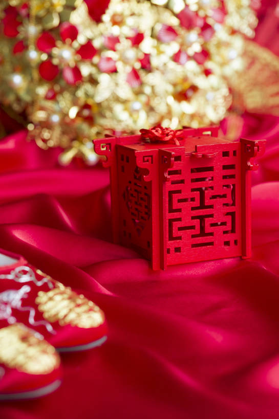 无人,竖图,特写,留白,婚礼,快乐,幸福,运气,桌子,静物,鞋子,纺织品,珠宝,北京,中国,亚洲,准备,风俗,庆祝,装饰,艺术品,古典,结婚,浪漫,传统,盒子,桌布,古代,红色,装饰物,工艺品,喜庆,汉字,精神,财富,摄影,绣花鞋,纪念,凤冠,仪式,风格,中国文化,手艺,典礼,古典风格,喜字,东亚,凤冠霞帔,式样,制度,美术工艺,彩图,影棚拍摄,传统服装,高兴,金子,传统文化,嫁妆,bj175