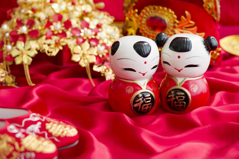 无人,新娘,新郎,横图,特写,留白,婚礼,快乐,幸福,运气,桌子,静物,帽子,鞋子,纺织品,珠宝,刺绣,北京,中国,亚洲,准备,风俗,庆祝,装饰,娃娃,艺术品,一对,古典,结婚,浪漫,传统,桌布,古代,红色,福字,装饰物,工艺品,喜庆,汉字,精神,财富,摄影,绣花鞋,纪念,凤冠,仪式,风格,中国文化,手艺,典礼,古典风格,东亚,凤冠霞帔,制度,美术工艺,彩图,影棚拍摄,传统服装,高兴,金子,传统文化,嫁妆,bj175