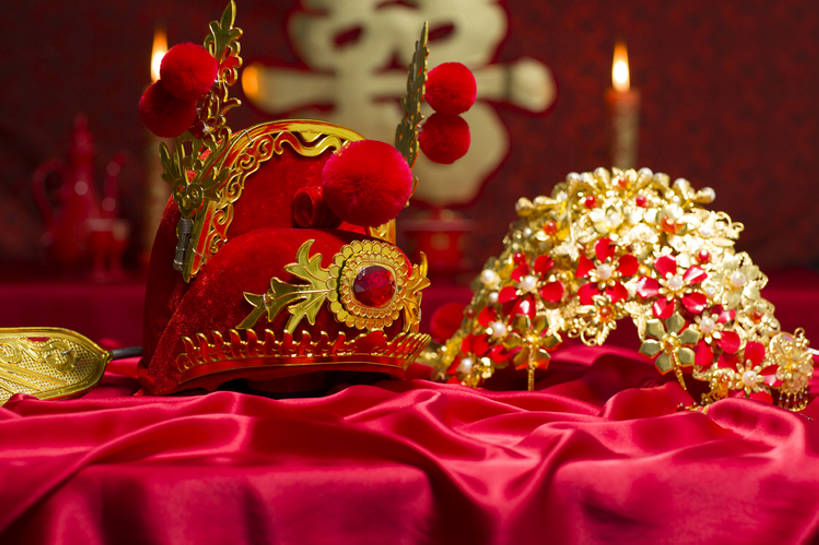 无人,横图,特写,留白,婚礼,快乐,幸福,运气,桌子,静物,蜡烛,帽子,珠宝,北京,中国,亚洲,准备,风俗,庆祝,装饰,烛光,古典,结婚,浪漫,传统,桌布,古代,红色,装饰物,喜庆,汉字,精神,财富,摄影,纪念,凤冠,仪式,风格,中国文化,典礼,古典风格,喜字,东亚,凤冠霞帔,制度,彩图,影棚拍摄,传统服装,高兴,金子,传统文化,洞房,喜烛,bj175