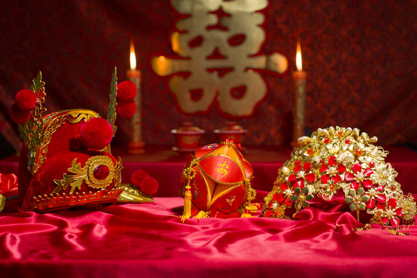 无人,横图,特写,留白,婚礼,快乐,幸福,运气,桌子,静物,蜡烛,帽子,珠宝,北京,中国,亚洲,准备,风俗,庆祝,装饰,烛光,艺术品,古典,结婚,浪漫,传统,桌布,古代,红色,装饰物,工艺品,点燃,喜庆,汉字,精神,财富,摄影,纪念,凤冠,仪式,风格,中国文化,手艺,典礼,古典风格,喜字,东亚,凤冠霞帔,制度,美术工艺,绣球,茶杯,彩图,影棚拍摄,传统服装,高兴,金子,传统文化,洞房,喜烛,bj175