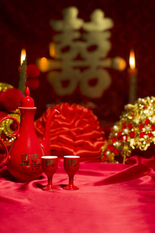 无人,竖图,特写,留白,婚礼,快乐,幸福,运气,桌子,静物,杯子,蜡烛,帽子,珠宝,北京,中国,亚洲,准备,风俗,庆祝,装饰,壶,丝绸,烛光,酒壶,酒类,一对,古典,结婚,浪漫,传统,桌布,花,饮料,古代,红色,酒杯,容器,装饰物,喜庆,汉字,精神,财富,摄影,纪念,储藏,凤冠,仪式,风格,葡萄酒杯,储存,中国文化,典礼,古典风格,喜字,东亚,凤冠霞帔,制度,彩图,影棚拍摄,传统服装,高兴,贮存,金子,传统文化,洞房,喜烛,bj175