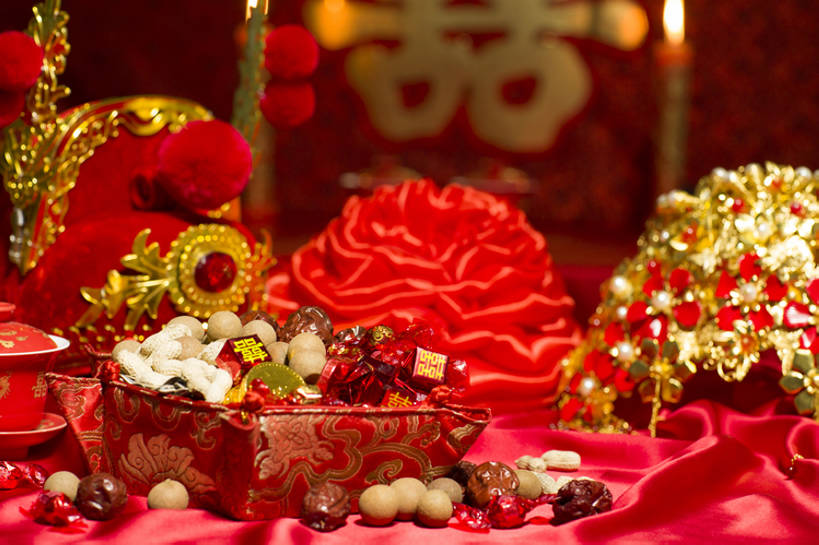 无人,横图,特写,留白,婚礼,快乐,幸福,运气,桌子,花生,静物,蜡烛,帽子,珠宝,北京,中国,亚洲,准备,风俗,丰富,庆祝,装饰,符号,丝绸,烛光,糖,坚果,古典,结婚,浪漫,传统,盒子,桌布,花,古代,红色,装饰物,概念,喜庆,汉字,龙眼,精神,财富,摄影,纪念,凤冠,花烛,仪式,风格,中国文化,典礼,古典风格,喜字,东亚,凤冠霞帔,制度,彩图,影棚拍摄,传统服装,高兴,金子,传统文化,枣糕,洞房,喜烛,bj175