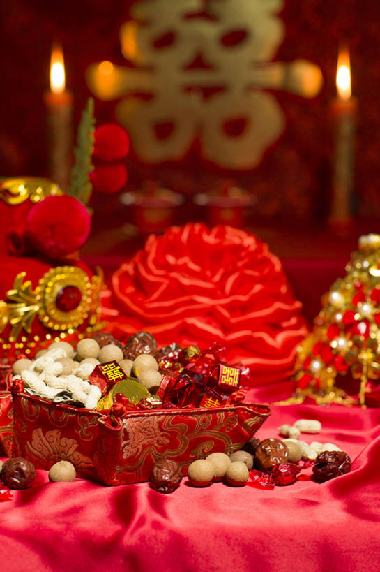 无人,竖图,特写,留白,婚礼,快乐,幸福,运气,桌子,花生,静物,蜡烛,帽子,珠宝,北京,中国,亚洲,准备,风俗,丰富,庆祝,装饰,符号,丝绸,烛光,糖,坚果,古典,结婚,浪漫,传统,盒子,桌布,花,古代,红色,装饰物,概念,喜庆,汉字,龙眼,精神,财富,摄影,纪念,凤冠,花烛,仪式,风格,中国文化,典礼,古典风格,喜字,东亚,凤冠霞帔,制度,彩图,影棚拍摄,传统服装,高兴,金子,传统文化,枣糕,洞房,喜烛,bj175
