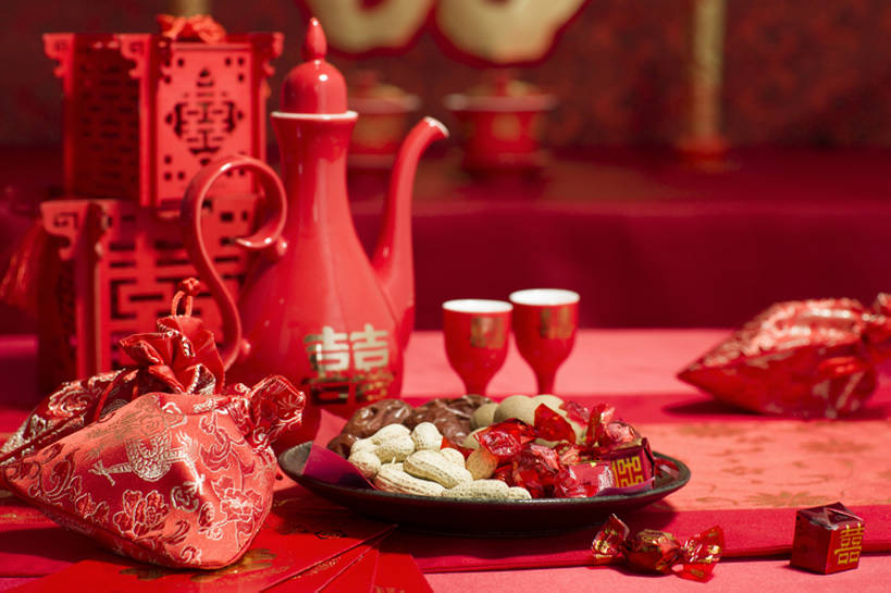 无人,横图,特写,留白,婚礼,快乐,幸福,运气,桌子,花生,静物,杯子,北京,中国,亚洲,准备,风俗,丰富,庆祝,装饰,包,符号,壶,糖,坚果,酒壶,酒类,一对,古典,结婚,浪漫,传统,盒子,桌布,饮料,古代,红色,盘子,酒杯,容器,概念,喜庆,汉字,龙眼,精神,摄影,红包,纪念,储藏,花烛,仪式,风格,葡萄酒杯,储存,中国文化,典礼,古典风格,喜字,东亚,制度,彩图,影棚拍摄,高兴,贮存,传统文化,枣糕,bj175