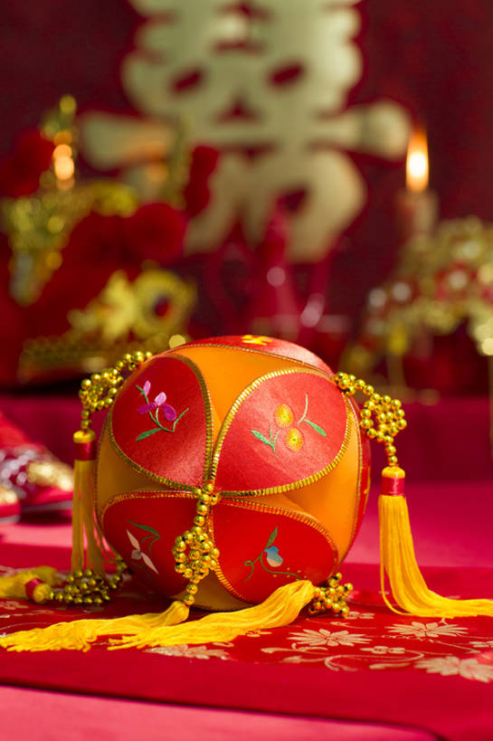 无人,竖图,特写,留白,婚礼,快乐,幸福,运气,桌子,静物,蜡烛,刺绣,北京,中国,亚洲,准备,风俗,庆祝,装饰,烛光,艺术品,古典,结婚,浪漫,传统,桌布,古代,红色,工艺品,喜庆,精神,摄影,纪念,仪式,风格,中国文化,手艺,典礼,古典风格,喜字,东亚,式样,制度,美术工艺,绣球,彩图,影棚拍摄,高兴,传统文化,洞房,喜烛,bj175