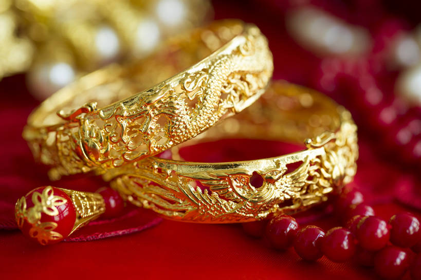 无人,横图,特写,留白,婚礼,快乐,幸福,运气,静物,项链,珠宝,北京,中国,亚洲,准备,风俗,庆祝,装饰,龙,符号,艺术品,一对,古典,结婚,浪漫,传统,古代,红色,工艺品,概念,喜庆,精神,财富,摄影,手镯,纪念,耳坠,仪式,风格,中国文化,手艺,典礼,古典风格,东亚,式样,制度,美术工艺,彩图,影棚拍摄,高兴,金子,传统文化,菲尼克斯市,嫁妆,bj175