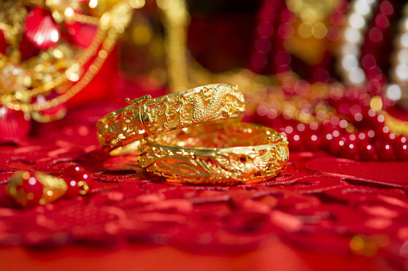 无人,横图,特写,留白,婚礼,快乐,幸福,运气,静物,项链,珠宝,北京,中国,亚洲,准备,风俗,庆祝,装饰,龙,符号,艺术品,一对,古典,结婚,浪漫,传统,古代,红色,工艺品,概念,喜庆,精神,财富,摄影,手镯,纪念,耳坠,仪式,风格,中国文化,手艺,典礼,古典风格,东亚,式样,制度,美术工艺,彩图,影棚拍摄,高兴,金子,传统文化,菲尼克斯市,嫁妆,bj175