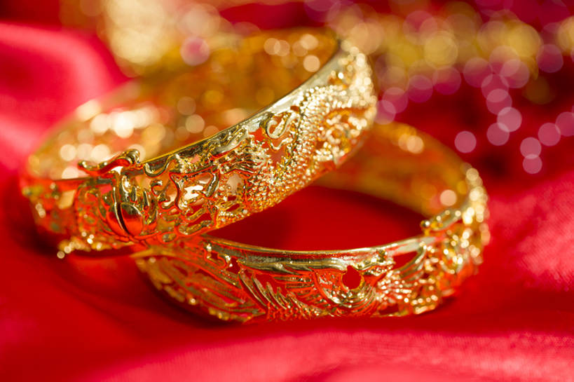 无人,横图,特写,留白,婚礼,快乐,幸福,运气,桌子,静物,珠宝,北京,中国,亚洲,准备,风俗,庆祝,装饰,龙,符号,艺术品,一对,古典,结婚,浪漫,传统,桌布,古代,红色,工艺品,概念,喜庆,精神,财富,摄影,手镯,纪念,仪式,风格,中国文化,手艺,典礼,古典风格,东亚,制度,美术工艺,彩图,影棚拍摄,高兴,金子,传统文化,菲尼克斯市,嫁妆,bj175