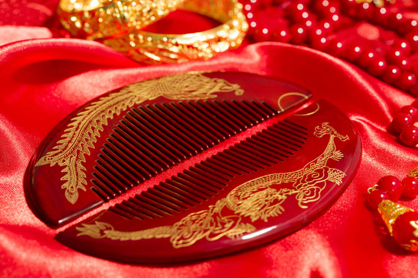 无人,横图,特写,留白,婚礼,快乐,幸福,运气,桌子,静物,珠宝,北京,中国,亚洲,准备,风俗,庆祝,装饰,龙,符号,艺术品,一对,古典,结婚,浪漫,梳子,传统,桌布,古代,红色,工艺品,概念,喜庆,精神,财富,摄影,手镯,纪念,耳坠,仪式,风格,中国文化,手艺,典礼,古典风格,东亚,式样,制度,美术工艺,心型,彩图,影棚拍摄,高兴,金子,传统文化,菲尼克斯市,嫁妆,bj175
