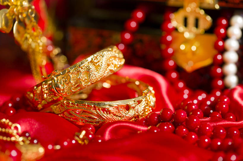 无人,横图,特写,留白,婚礼,快乐,幸福,运气,静物,项链,珠宝,北京,中国,亚洲,准备,风俗,庆祝,装饰,龙,符号,艺术品,一对,古典,结婚,浪漫,传统,古代,红色,工艺品,概念,喜庆,精神,财富,摄影,手镯,纪念,耳坠,仪式,风格,中国文化,手艺,典礼,古典风格,东亚,式样,制度,美术工艺,彩图,影棚拍摄,高兴,金子,传统文化,菲尼克斯市,嫁妆,bj175