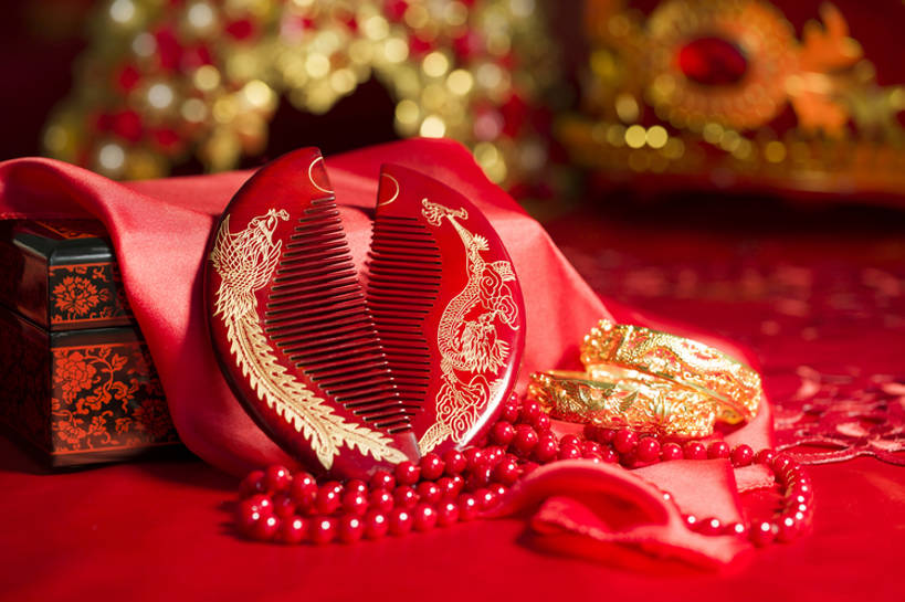 无人,横图,特写,留白,婚礼,快乐,幸福,运气,桌子,静物,项链,珠宝,北京,中国,亚洲,准备,风俗,庆祝,装饰,龙,符号,丝绸,一对,古典,结婚,浪漫,梳子,首饰盒,传统,盒子,桌布,古代,红色,概念,喜庆,精神,财富,摄影,手镯,纪念,仪式,风格,中国文化,华贵,典礼,古典风格,东亚,式样,制度,心型,彩图,影棚拍摄,高兴,金子,传统文化,菲尼克斯市,嫁妆,bj175