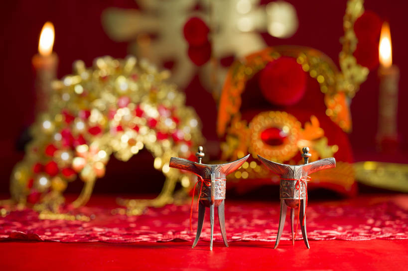 无人,横图,特写,留白,婚礼,快乐,幸福,运气,桌子,静物,杯子,蜡烛,帽子,北京,中国,亚洲,风俗,庆祝,装饰,线,烛光,酒类,一对,古典,结婚,浪漫,传统,桌布,饮料,古代,红色,装饰物,喜庆,精神,摄影,古董,纪念,凤冠,仪式,风格,葡萄酒杯,中国文化,樽,交杯酒,典礼,古典风格,东亚,青铜,式样,制度,彩图,影棚拍摄,传统服装,高兴,传统文化,洞房,喜烛,bj175