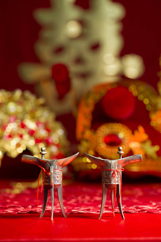 无人,竖图,特写,留白,婚礼,快乐,幸福,运气,桌子,静物,杯子,帽子,北京,中国,亚洲,风俗,庆祝,装饰,线,酒类,一对,古典,结婚,浪漫,传统,桌布,饮料,古代,红色,装饰物,喜庆,汉字,精神,摄影,古董,纪念,凤冠,仪式,风格,葡萄酒杯,中国文化,樽,交杯酒,典礼,古典风格,喜字,东亚,青铜,式样,制度,彩图,影棚拍摄,传统服装,高兴,传统文化,bj175