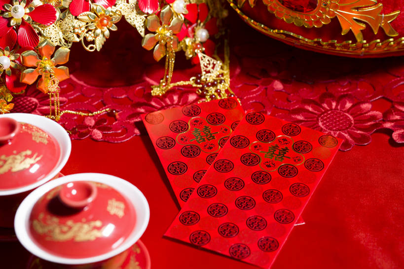 无人,横图,特写,留白,婚礼,快乐,幸福,运气,桌子,静物,杯子,帽子,珠宝,北京,中国,亚洲,花纹,风俗,庆祝,装饰,图案,一对,古典,结婚,浪漫,传统,桌布,古代,红色,装饰物,喜庆,汉字,精神,摄影,红包,纪念,凤冠,仪式,风格,中国文化,典礼,古典风格,喜字,东亚,式样,制度,茶杯,彩图,影棚拍摄,传统服装,高兴,金子,传统文化,bj175