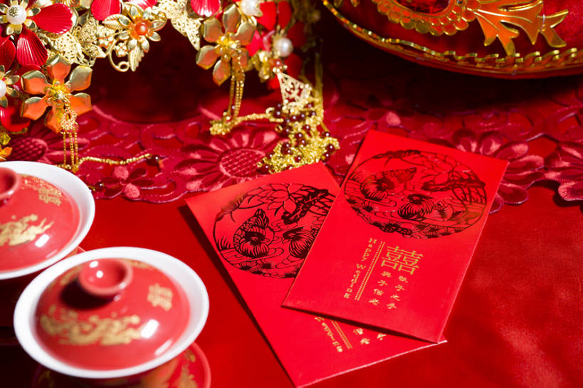 无人,横图,特写,留白,婚礼,快乐,幸福,运气,桌子,静物,杯子,帽子,珠宝,北京,中国,亚洲,花纹,风俗,庆祝,装饰,图案,一对,古典,结婚,浪漫,传统,桌布,古代,红色,装饰物,喜庆,汉字,精神,摄影,红包,纪念,凤冠,仪式,风格,中国文化,典礼,古典风格,喜字,东亚,式样,制度,茶杯,彩图,影棚拍摄,传统服装,高兴,金子,传统文化,bj175