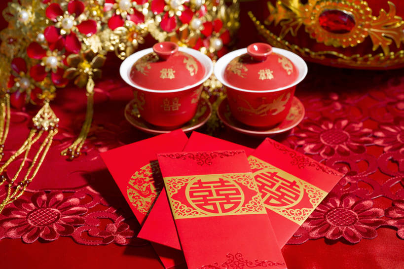 无人,横图,特写,留白,婚礼,快乐,幸福,运气,桌子,静物,杯子,帽子,珠宝,北京,中国,亚洲,花纹,风俗,庆祝,装饰,图案,一对,古典,结婚,浪漫,传统,桌布,古代,红色,装饰物,喜庆,汉字,精神,摄影,红包,纪念,凤冠,仪式,风格,中国文化,典礼,古典风格,喜字,东亚,式样,制度,茶杯,彩图,影棚拍摄,传统服装,高兴,金子,传统文化,bj175