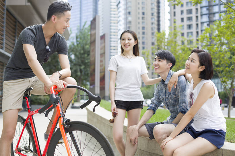 东方人,成年人,四个人,学生,笑,微笑,露齿笑,横图,室外,白天,正面,衬衫,爱情,度假,时尚,快乐,友谊,幸福,美景,城市风光,城市,建筑,自行车,北京,中国,亚洲,短裤,服装,景观,交通,浪漫,玩,单车,休闲装,娱乐,现代,车,脚踏车,骑,衣服,太阳镜,交通工具,夏天,靠,靠着,站着,骑车,享受,休闲,温暖,温馨,同学,面对面,短袖,景色,恩爱,放松,活力,亲密,搭,恋人,摄影,服饰,生活方式,和睦,享乐,衣着,穿着,搭着,都市风光,载具,东亚,陪同,环境保护,衣饰,陪伴,无忧无虑,男人,男性,年轻男性,年轻女性,女人,女性,亚洲人,中国人,年轻人,情侣,大学生,休闲活动,说话,坐着,彩图,欢乐,伴侣,融洽,公路自行车,伴随,bj175