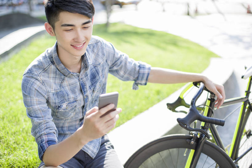 东方人,成年人,一个人,学生,笑,微笑,露齿笑,横图,室外,白天,正面,衬衫,度假,时尚,快乐,幸福,技术,美景,城市风光,城市,自行车,手机,北京,日光,中国,亚洲,仅一个男性,仅一个人,连接,握,景观,交通,联系,玩,单车,注视,休闲装,娱乐,现代,仅一个年轻男性,夏天,观察,看,享受,休息,休闲,健康,景色,放松,活力,握着,摄影,生活方式,观看,察看,享乐,都市风光,关注,发短信,智能手机,东亚,环境保护,无线电技术,无忧无虑,自行车运动,男人,男性,年轻男性,亚洲人,中国人,年轻人,大学生,休闲活动,触摸,坐着,彩图,欢乐,公路自行车,bj175