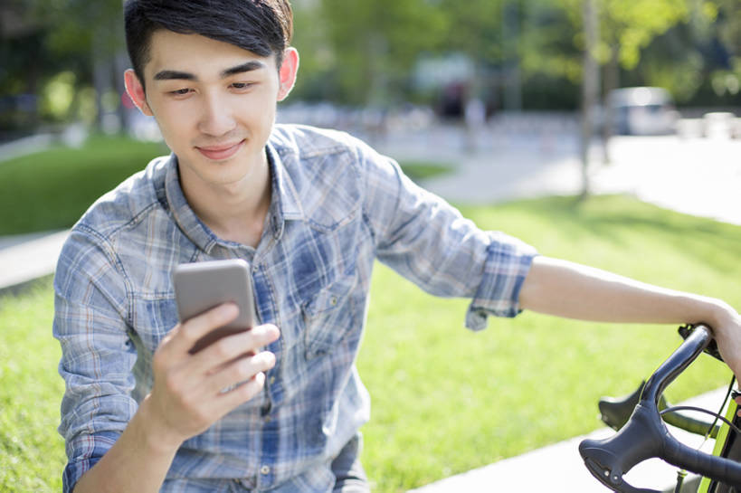 东方人,成年人,一个人,学生,微笑,横图,室外,白天,正面,衬衫,度假,时尚,快乐,幸福,技术,美景,城市风光,城市,自行车,手机,北京,日光,中国,亚洲,仅一个男性,仅一个人,连接,握,景观,交通,联系,玩,单车,注视,休闲装,娱乐,现代,仅一个年轻男性,夏天,观察,看,享受,休息,休闲,健康,景色,放松,活力,握着,摄影,生活方式,观看,察看,享乐,都市风光,关注,发短信,智能手机,东亚,环境保护,无线电技术,无忧无虑,自行车运动,男人,男性,年轻男性,亚洲人,中国人,年轻人,大学生,休闲活动,触摸,坐着,半身,彩图,欢乐,公路自行车,bj175