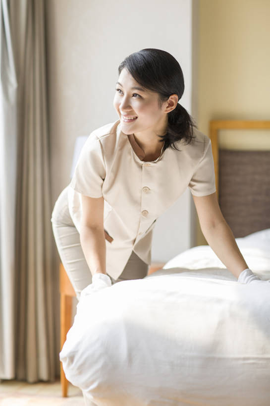 东方人,成年人,一个人,服务员,清洁工,笑,微笑,露齿笑,竖图,室内,白天,正面,制服,家务,快乐,幸福,热情,信心,床,卧室,城市,酒店,北京,中国,亚洲,仅一个年轻女性,仅一个女性,仅一个人,一排,弯腰,握,准备,堆叠,劳动,整齐,干净,布置,排列,手套,站着,职业,舒服,想,服务,握着,摄影,生活方式,活动,女仆,舒适,享乐,队列,华贵,努力,调整,清洁员,保洁员,棉被,东亚,保姆,仆人,清洁人员,责任,保母,年轻女性,女人,女性,亚洲人,中国人,年轻人,服务生,清洁工人,侍者,彩图,欢乐,家务劳动,客房服务,态度,bj175