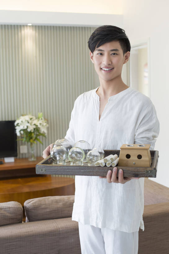 东方人,成年人,一个人,服务员,按摩师,客厅,笑,微笑,露齿笑,竖图,室内,白天,正面,制服,按摩,快乐,幸福,信心,技术,植物,沙发,酒店,杯子,金属制品,北京,中国,亚洲,仅一个男性,仅一个人,握,医学,金属,工具,草药,药草,餐盘,注视,文化,传统,中药,玻璃制品,仅一个年轻男性,水杯,观察,看,站着,职业,保养,享受,健康,治疗,服务,握着,保健,摄影,生活方式,观看,技巧,经络,真空,察看,医疗,穴位,起居室,享乐,关注,中国文化,手艺,针灸,药材,中草药,调和,拔火罐,中医,火罐,东亚,指压,医治,中药材,本草,替代疗法,疏通,技能,技艺,艾灸,拔罐,拔罐疗法,拔罐子,火罐疗法,灸法,针法,中医学,男人,男性,年轻男性,亚洲人,中国人,年轻人,服务生,侍者,玻璃杯,技师,彩图,推拿,欢乐,妙技,保健人员,传统文化,本领,温灸棒,艾灸棒,物理疗法,客房服务,灸疗师,bj175