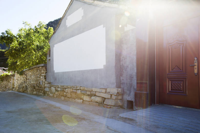 无人,横图,室外,白天,留白,镜头眩光,旅游,度假,美景,山,门,道路,路,公路,北京,日光,中国,亚洲,光束,大门,房屋,墙,庭院,景观,路边,乡村,门口,郊区,交通,娱乐,砖墙,树,农家乐,风景,天空,自然,享受,休闲,景色,放松,摄影,简单,度假村,自然风光,逆光,东亚,农舍,马路,彩图,旅行,bj175