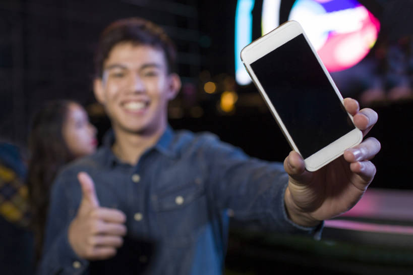 东方人,成年人,三个人,学生,观众,公园,笑,微笑,露齿笑,横图,室外,夜晚,留白,正面,度假,时尚,快乐,满意,兴奋,幸福,智慧,技术,手机,北京,中国,亚洲,表演,连接,握,突出,屏幕,触摸屏,联系,音乐,注视,休闲装,称赞,表扬,现代,刺激,观察,看,手势,站着,休闲,放松,个性,活力,竖,握着,摄影,介绍,生活方式,观看,翘,高,察看,享乐,夸奖,优秀,关注,娱乐活动,爱好,出示,智能手机,东亚,好,妙,顺利,出色,超群,杰出,卓越,奇妙,无线电技术,音乐节,无忧无虑,音乐会,聪明,男人,男性,年轻男性,年轻女性,女人,女性,亚洲人,中国人,年轻人,大拇指,大学生,休闲活动,沟通,半身,彩图,欢乐,演奏会,打手势,bj175