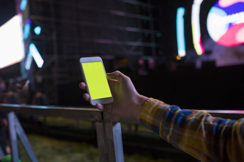 东方人,成年人,手,一个人,观众,公园,舞台,横图,室外,夜晚,留白,度假,时尚,技术,手机,北京,中国,亚洲,仅一个男性,仅一个人,表演,连接,握,屏幕,触摸屏,联系,音乐,休闲装,现代,仅一个年轻男性,站着,休闲,放松,个性,握着,摄影,介绍,生活方式,部分,娱乐活动,爱好,出示,智能手机,东亚,无线电技术,音乐节,音乐会,男人,男性,年轻男性,亚洲人,中国人,年轻人,休闲活动,沟通,张开手臂,彩图,舞台灯光,演奏会,bj175