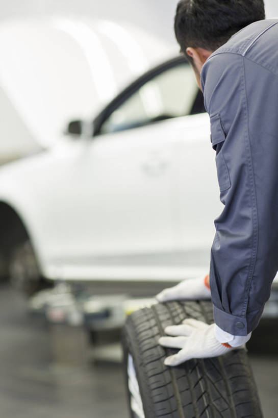 东方人,成年人,脸,头,脸颊,一个人,服务员,修理工,工程师,技术人员,工厂,商店,竖图,室内,制服,车间,城市,汽车,北京,中国,亚洲,仅一个男性,仅一个人,弯腰,握,工作,机动车,现代,肩膀,车,工人,仅一个年轻男性,背面,轮胎,手套,交通工具,轿车,交换,站着,职业,翻滚,服务,握着,运输,摄影,生活方式,修理,展厅,载具,防护服,问题,修理厂,豪华轿车,汽车部件,东亚,汽车修理厂,技能,男人,男性,年轻男性,亚洲人,中国人,年轻人,头部,脸部,脸蛋,面部,服务生,侍者,员工,技术员,彩图,制造厂,机械工人,匠人,劳动者,体力工,技工,家用车,bj175