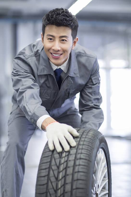东方人,成年人,一个人,服务员,修理工,工程师,技术人员,工厂,商店,笑,微笑,露齿笑,竖图,室内,正面,制服,快乐,幸福,车间,城市,汽车,北京,中国,亚洲,仅一个男性,仅一个人,弯腰,握,工作,机动车,现代,车,工人,仅一个年轻男性,轮胎,手套,交通工具,轿车,交换,站着,职业,翻滚,服务,握着,运输,摄影,生活方式,修理,展厅,享乐,效率,载具,防护服,问题,修理厂,豪华轿车,汽车部件,东亚,汽车修理厂,技能,男人,男性,年轻男性,亚洲人,中国人,年轻人,服务生,侍者,员工,技术员,彩图,欢乐,制造厂,机械工人,匠人,劳动者,体力工,技工,家用车,bj175