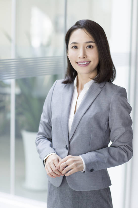 东方人,成年人,一个人,商务人士,商务女性,办公室,笑,微笑,露齿笑,竖图,室内,白天,正面,商务,快乐,幸福,信心,窗户,城市,玻璃,北京,中国,亚洲,仅一个年轻女性,仅一个女性,仅一个人,套装,正装,工作,注视,现代,观察,看,站着,职业,办公大楼,摄影,生活方式,观看,察看,享乐,关注,销售,肖像,贩卖,东亚,营销,年轻女性,女人,女性,亚洲人,中国人,年轻人,白领,彩图,欢乐,办公室职员,市场营销,bj175