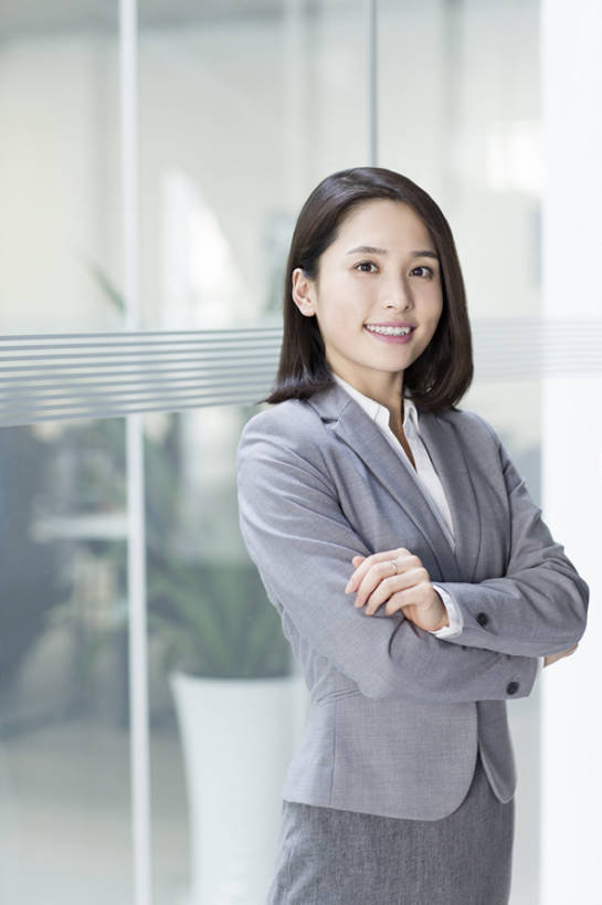 东方人,成年人,一个人,商务人士,商务女性,办公室,笑,双手交叉,微笑,露齿笑,竖图,室内,白天,留白,正面,商务,快乐,幸福,信心,窗户,城市,玻璃,北京,中国,亚洲,仅一个年轻女性,仅一个女性,仅一个人,套装,正装,工作,注视,现代,观察,看,站着,职业,办公大楼,摄影,生活方式,观看,察看,双手抱胸,享乐,关注,销售,肖像,贩卖,东亚,营销,年轻女性,女人,女性,亚洲人,中国人,年轻人,白领,彩图,欢乐,办公室职员,市场营销,bj175