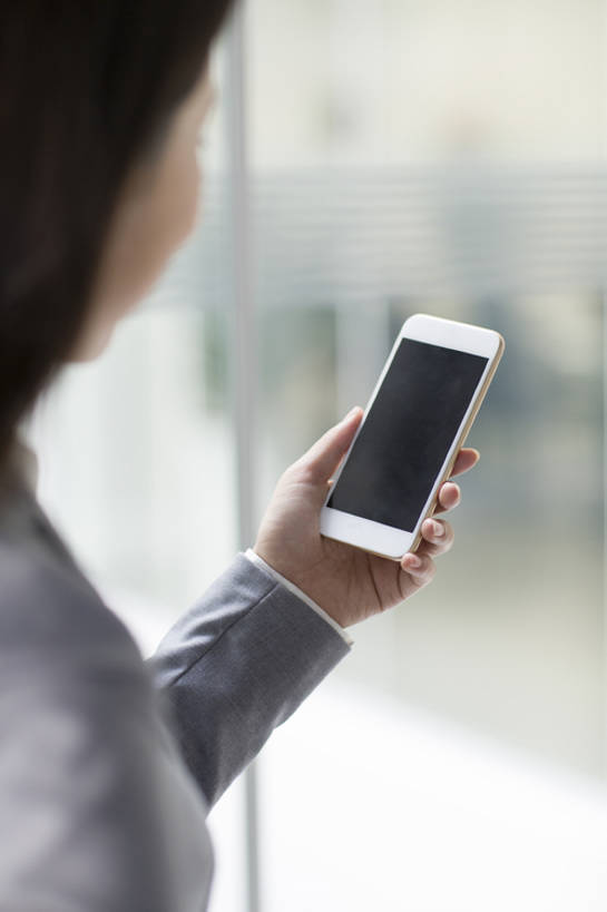 东方人,成年人,脸,头,脸颊,一个人,商务人士,商务女性,办公室,竖图,室内,白天,商务,技术,窗户,城市,手机,玻璃,北京,中国,亚洲,仅一个年轻女性,仅一个女性,仅一个人,连接,握,套装,屏幕,触摸屏,联系,现代,肩膀,看,站着,职业,办公大楼,握着,摄影,生活方式,便利,发短信,销售,贩卖,智能手机,东亚,营销,无线电技术,年轻女性,女人,女性,亚洲人,中国人,年轻人,头部,脸部,脸蛋,面部,白领,沟通,彩图,办公室职员,市场营销,bj175