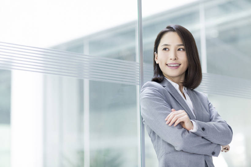 东方人,成年人,一个人,商务人士,商务女性,办公室,笑,双手交叉,微笑,露齿笑,横图,室内,白天,正面,商务,快乐,幸福,信心,窗户,城市,玻璃,北京,中国,亚洲,仅一个年轻女性,仅一个女性,仅一个人,套装,正装,注视,现代,观察,看,靠,靠着,站着,职业,思考,办公大楼,想,摄影,生活方式,观看,察看,双手抱胸,享乐,关注,销售,贩卖,东亚,营销,年轻女性,女人,女性,亚洲人,中国人,年轻人,白领,半身,彩图,欢乐,办公室职员,市场营销,bj175