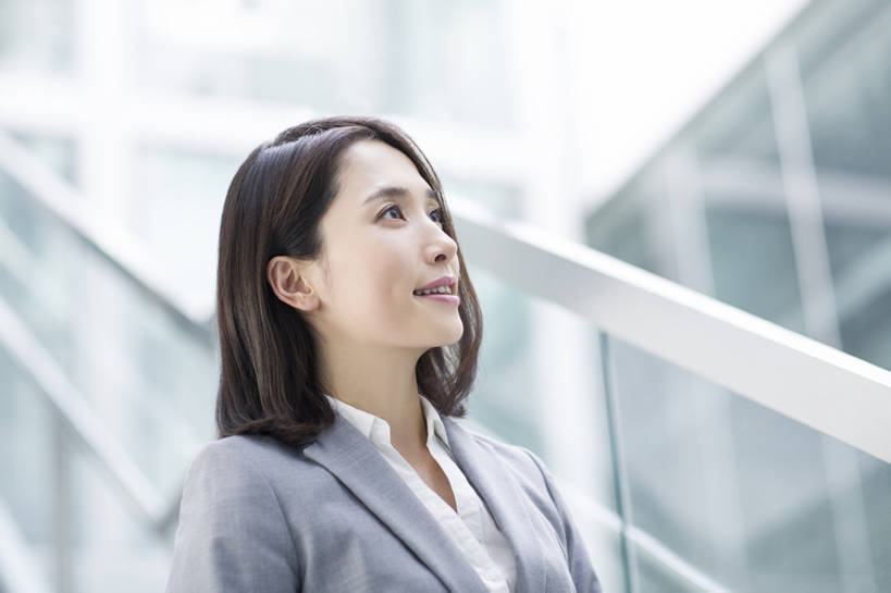 东方人,成年人,脸,头,脸颊,一个人,商务人士,商务女性,办公室,笑,微笑,露齿笑,横图,室内,白天,正面,商务,快乐,幸福,信心,城市,建筑,玻璃,北京,中国,亚洲,仅一个年轻女性,仅一个女性,仅一个人,套装,正装,现代,肩膀,向上看,站着,职业,思考,办公大楼,想,摄影,生活方式,享乐,销售,贩卖,东亚,营销,年轻女性,女人,女性,亚洲人,中国人,年轻人,头部,脸部,脸蛋,面部,白领,彩图,欢乐,办公室职员,市场营销,bj175