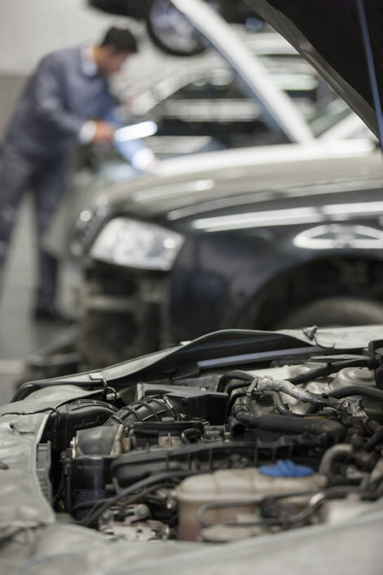 东方人,成年人,一个人,服务员,修理工,工程师,技术人员,工厂,竖图,室内,侧面,制服,车间,汽车,北京,中国,亚洲,仅一个男性,仅一个人,工作,机动车,现代,车,工人,仅一个年轻男性,交通工具,轿车,站着,职业,发动机,服务,运输,摄影,修理,展厅,载具,问题,修理厂,引擎盖,豪华轿车,东亚,汽车修理厂,技能,男人,男性,年轻男性,亚洲人,中国人,年轻人,服务生,侍者,员工,技术员,彩图,全身,制造厂,机械工人,匠人,劳动者,体力工,技工,家用车,bj175